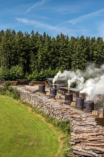 Köhlerei an der Talsperre Sosa