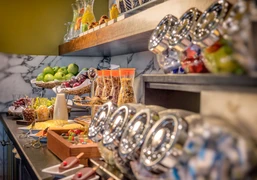 Kaffeepause 7 - Dorint Heumarkt.jpg Kaffeepause mit Müsli, Obst und Säften auf einem TischCoffee break with muesli, fruit and juices on a table