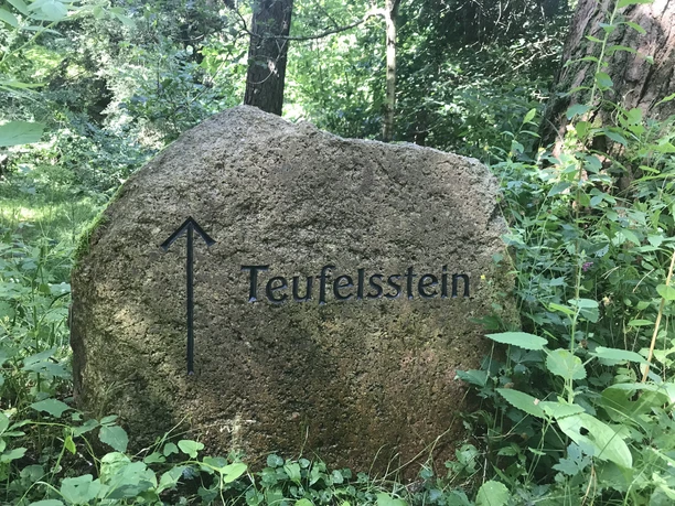 Wegweiser zum Teufelsstein