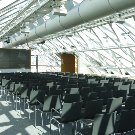 Tagungsraum in der Eventlocation LVZ-Kuppel | Leipzig Convention Bureau Tagungsraum mit Reihenbestuhlung in der Eventlocation LVZ-Kuppel - präsentiert vom Leipzig Convention Bureau