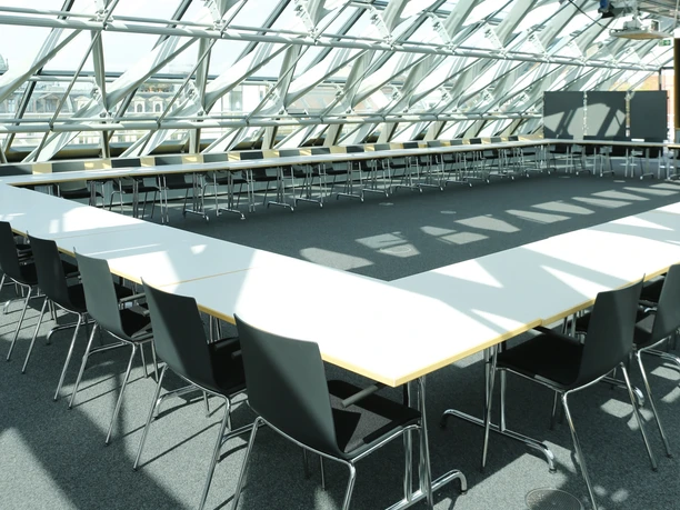 Tagungsraum in der Eventlocation LVZ-Kuppel | Leipzig Convention Bureau Tagungsraum mit U-Form-Bestuhlung in der Eventlocation LVZ-Kuppel - präsentiert vom Leipzig Convention Bureau
