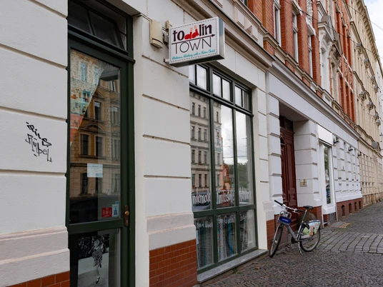 Toddlin Town Kindermode Außenansicht – Shopping in Leipzig Schaufenster des Kinderbekleidungsgeschäfts Toddlin Town