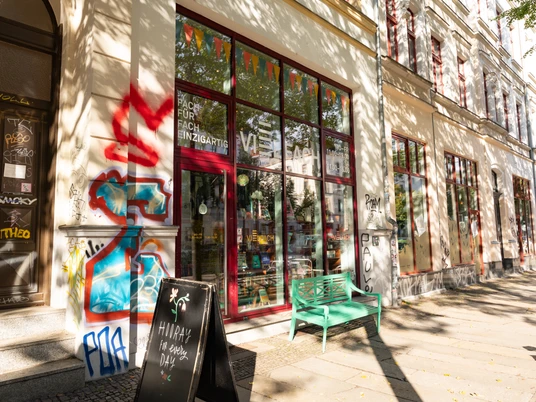 Vielfach Concept Store Südvorstadt Außenansicht – Shopping in Leipzig Schaufenster des Concept Stores Vielfach