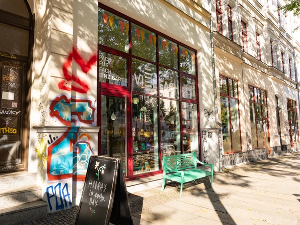 Vielfach Concept Store Südvorstadt Außenansicht – Shopping in Leipzig Schaufenster des Concept Stores Vielfach