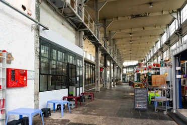 Intérieur du Westwerk - Culture à Leipzig Les anciens bâtiments industriels abritent aujourd'hui une multitude d'ateliers, de boutiques, de cafés et d'espaces événementiels.