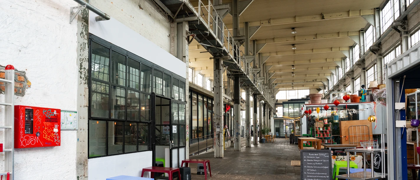 Westwerk Innenansicht – Kultur in Leipzig In den ehemaligen Industriehallen sind heutzutage eine Vielzahl an Ateliers, shops, Cafes und Veranstaltungsflächen zu finden.
