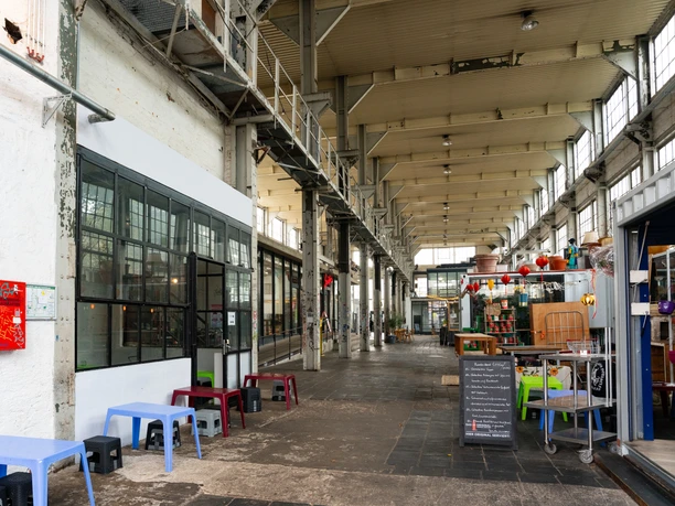 Westwerk Innenansicht – Kultur in Leipzig In den ehemaligen Industriehallen sind heutzutage eine Vielzahl an Ateliers, shops, Cafes und Veranstaltungsflächen zu finden.