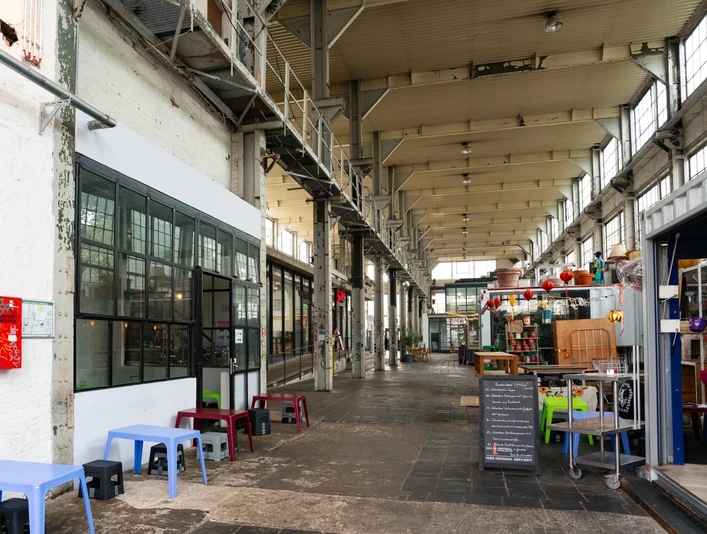 Westwerk Innenansicht – Kultur in Leipzig In den ehemaligen Industriehallen sind heutzutage eine Vielzahl an Ateliers, shops, Cafes und Veranstaltungsflächen zu finden.The former industrial halls are now home to a variety of studios, stores, cafés and event spaces.V bývalých průmyslových halách se nyní nachází řada ateliérů, obchodů, kaváren a prostor pro pořádání akcí.Dawne hale przemysłowe są obecnie domem dla różnych studiów, sklepów, kawiarni i przestrzeni eventowych.In de voormalige industriële hallen zijn nu verschillende studio's, winkels, cafés en evenementenruimtes gevestigd.Gli ex capannoni industriali ospitano oggi una serie di studi, negozi, caffè e spazi per eventi.