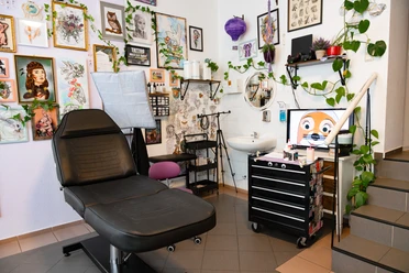 Intérieur du studio de tatouage Veganauten Sur le mur du studio de tatouage sont accrochées de nombreuses images différentes avec des esquisses et des projets