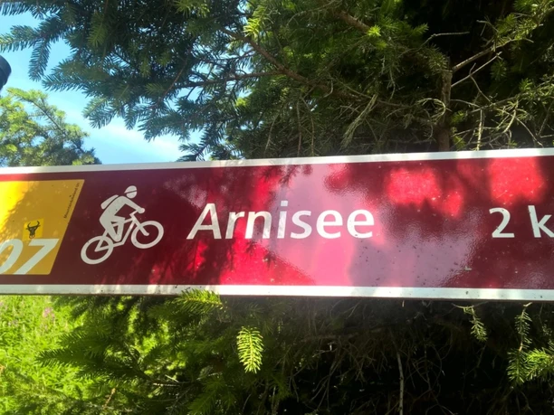 Wegweiser zum Arnisee