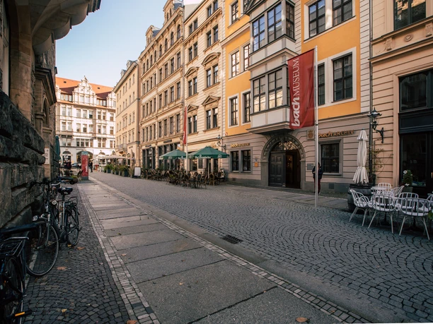Pohled na vchod do Bachova muzea a na Thomaskirchhof.