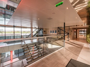 ©KD_RheinGalaxie_09.jpg Heller, moderner Eingangsbereich des Eventschiffs RheinGalaxieBright, modern entrance area of the RheinGalaxie event ship