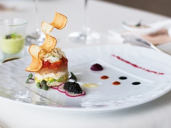 ©KD_RheinGalaxie_12.jpg Appetizer mit Krabbe, Lachs und GemüseAppetizer with crab, salmon and vegetables