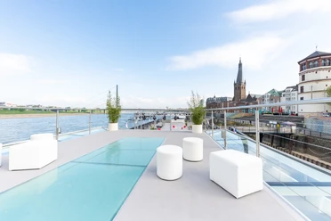 ©KD_RheinGalaxie_03.jpg Leeres Sonnendeck eines Eventschiffs auf dem Rhein