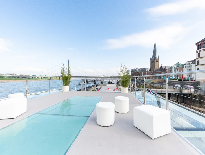 ©KD_RheinGalaxie_03.jpg Leeres Sonnendeck eines Eventschiffs auf dem RheinEmpty sun deck of an event ship on the Rhine