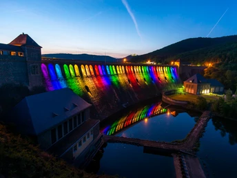 Die Edersee-Staumauer am Abend