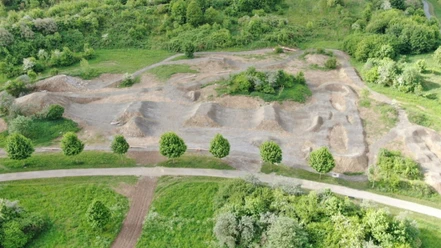 Bikepark Goldgrund Der Bikepark Goldgrund bietet abwechslungsreiche Strecken mit Erd- und Hügelstrukturen in grüner Umgebung.