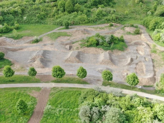 Bikepark Goldgrund Der Bikepark Goldgrund bietet abwechslungsreiche Strecken mit Erd- und Hügelstrukturen in grüner Umgebung.