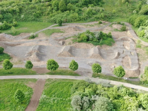 Bikepark Goldgrund Der Bikepark Goldgrund bietet abwechslungsreiche Strecken mit Erd- und Hügelstrukturen in grüner Umgebung.