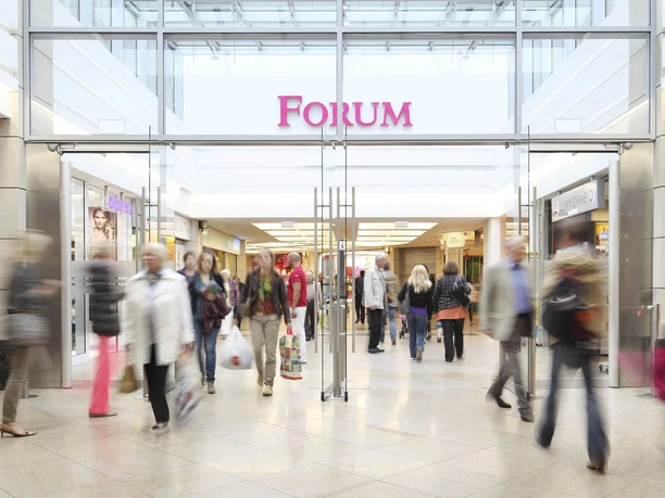 menschen-eingang-forum-hauptbahnhof-muelheim.jpg