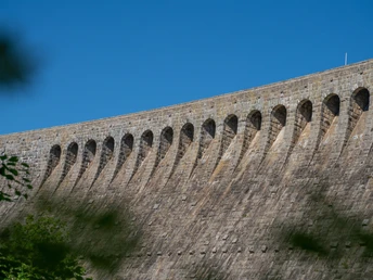 Die Mauer der Schwarzenbachtalsperre