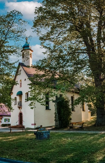 Antoniuskapelle kleine Wallfahrtskirche, zwischen Bäumen in Oberachern