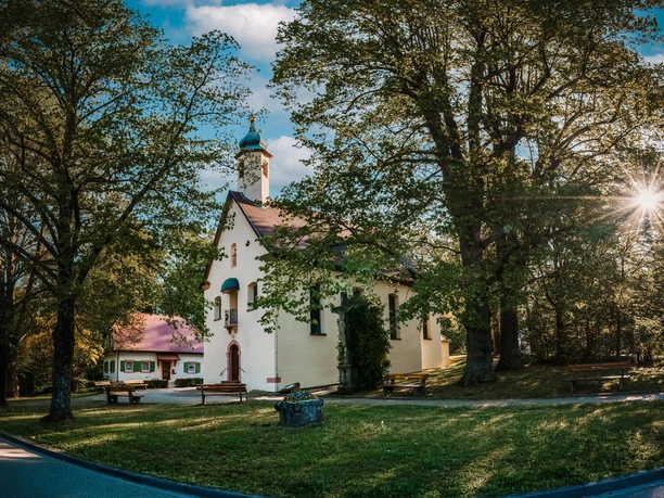 Antoniuskapelle kleine Wallfahrtskirche, zwischen Bäumen in Oberachern