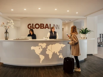 Foyer mit neuem Logo