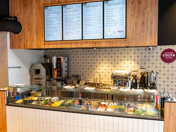 Restaurant Eat Kumpir Offene Bedienungstheke mit frischen Zutaten.Open service counter with fresh ingredients.