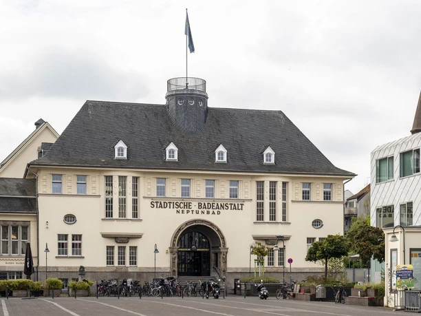 Neptunbads historische Fassade in Köln, ein denkmalgeschütztes architektonisches Kleinod.