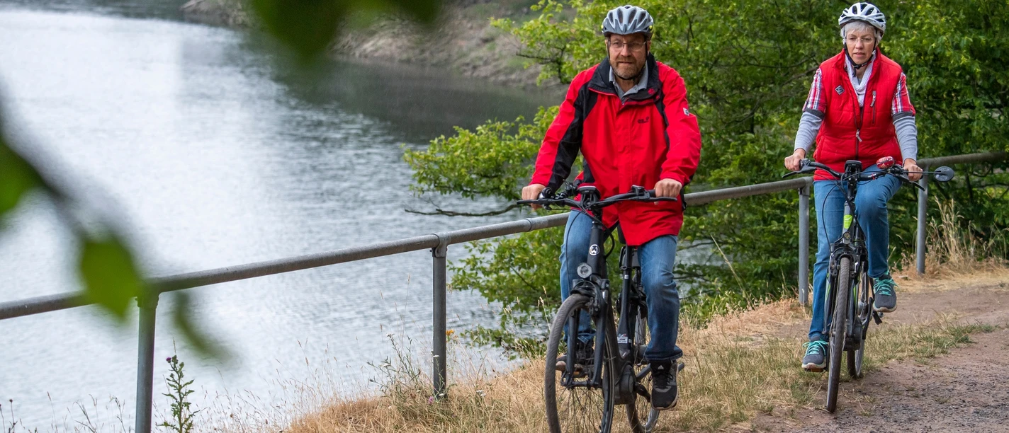 Radfahren unmittelbar am Ederseeufer