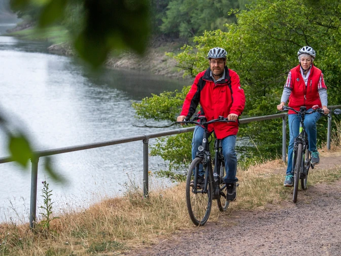 Radfahren unmittelbar am Ederseeufer