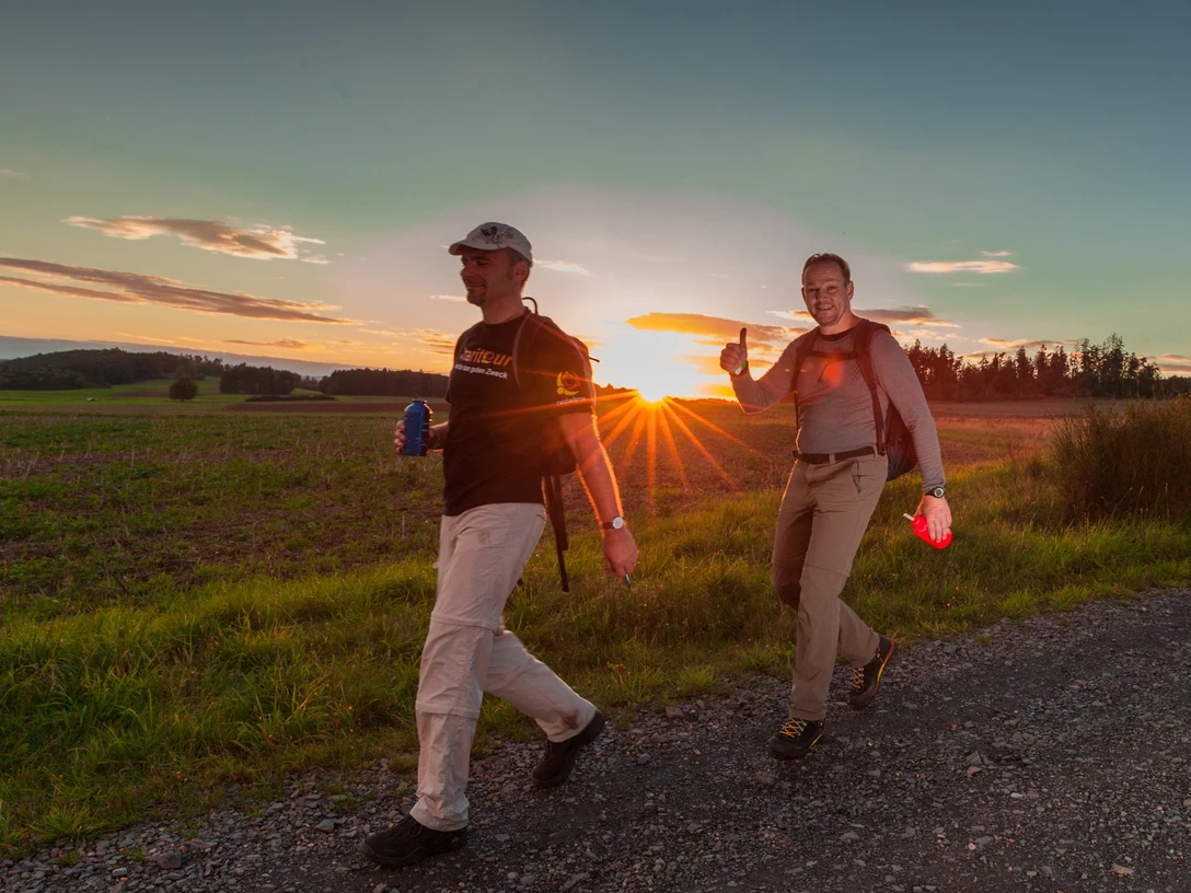 Sonnenuntergang und Übergang in die Nacht - 24-Stunden Wanderabenteuer Edersee