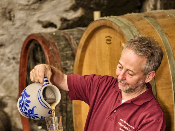 hausgemachter Apfelwein im Felsenkeller