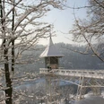 Rechte BSKT, Cornelia Rülke.JPG Verschneite Brücke durch einen Winterwald mit Aussichtsturm, umgeben von schneebedeckten Bäumen.Snow-covered bridge through a winter forest with a viewing tower, surrounded by snow-covered trees.Zasněžený most přes zimní les s vyhlídkovou věží, obklopený zasněženými stromy.Pokryty śniegiem most przez zimowy las z wieżą widokową, otoczony ośnieżonymi drzewami.Besneeuwde brug door een winters bos met een uitkijktoren, omringd door besneeuwde bomen.Ponte innevato attraverso una foresta invernale con torre panoramica, circondato da alberi innevati.