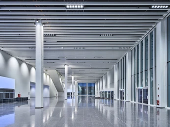 Kc_Confex_Foyer_Sued_Eingaenge_u.Garderobe Helles Confex Foyer mit GlasfassadeBright Confex foyer with glass façade