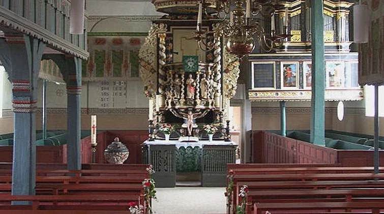 Kirche_Burlage_Altarraum.jpg