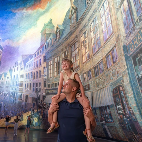 Tata trzyma córkę na ramionach, razem podziwiają katedrę Moneta w Panometer Leipzig, kultura przemysłowa, zajęcia rekreacyjne, wycieczka rodzinna