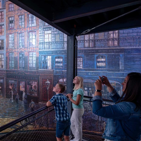 Familie im Panorama DIE KATHEDRALE VON MONET - Industriekultur in Leipzig