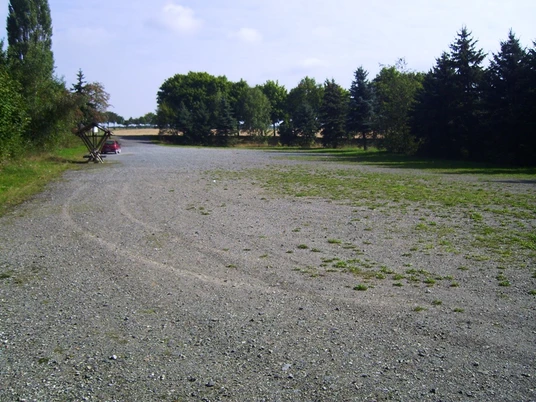Wanderparkplatz vor dem Bungalowdorf Zadelsdorf
