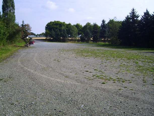 Wanderparkplatz vor dem Bungalowdorf Zadelsdorf