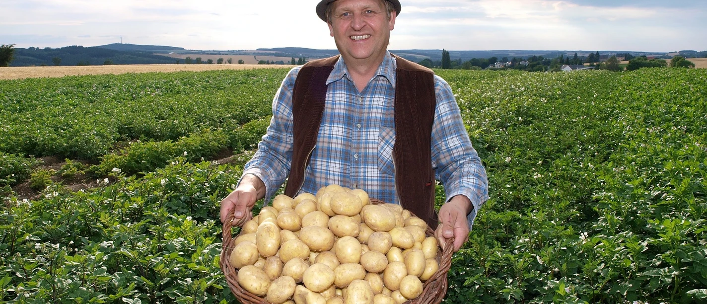 Swen Gündel auf dem Kartoffelfeld