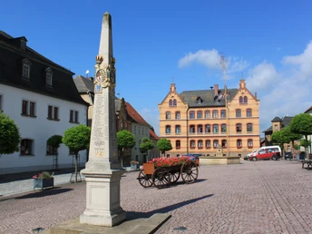 Marktplatz Auma mit Postmeilensäule
