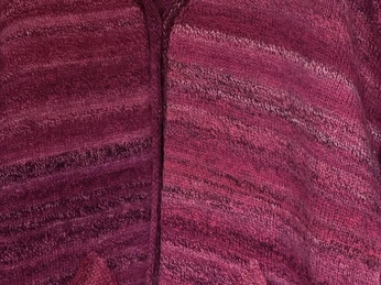 Strickjacke Strickjacke in Rottönen mit feiner Musterung und zwei sichtbaren Taschen auf der Vorderseite