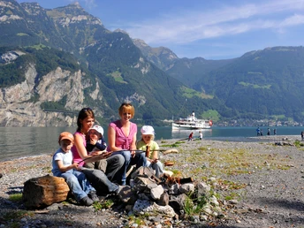 Feuerstellen am Wasser laden zum Verweilen ein.