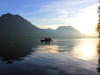 Atemberaubende Stimmung bei Sonnenuntergang im Winter.