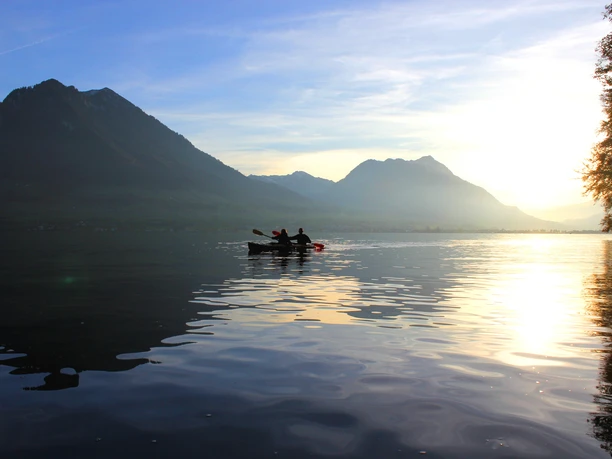 Atemberaubende Stimmung bei Sonnenuntergang im Winter.