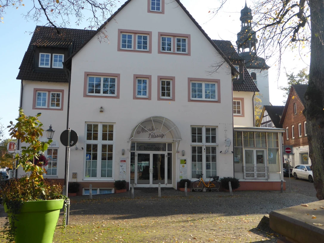 Das Foto zeigt ein Haus, in dem sich das Servicecenter befindet. Der Eingang ist barrierefrei gestaltet, sodass er für alle gut zugänglich ist.