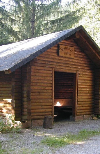 Busterbächer Hütte am Wanderweg umgeben von Bäumen