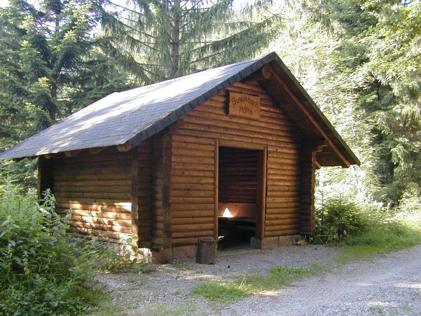 Busterbächer Hütte am Wanderweg umgeben von Bäumen